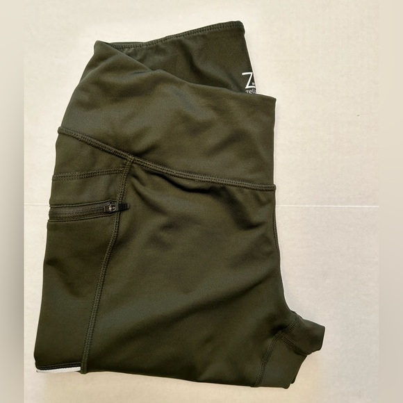 Z by Zella army green capri legging with zipper on right leg. Size Small. I14 - Picture 8 of 8